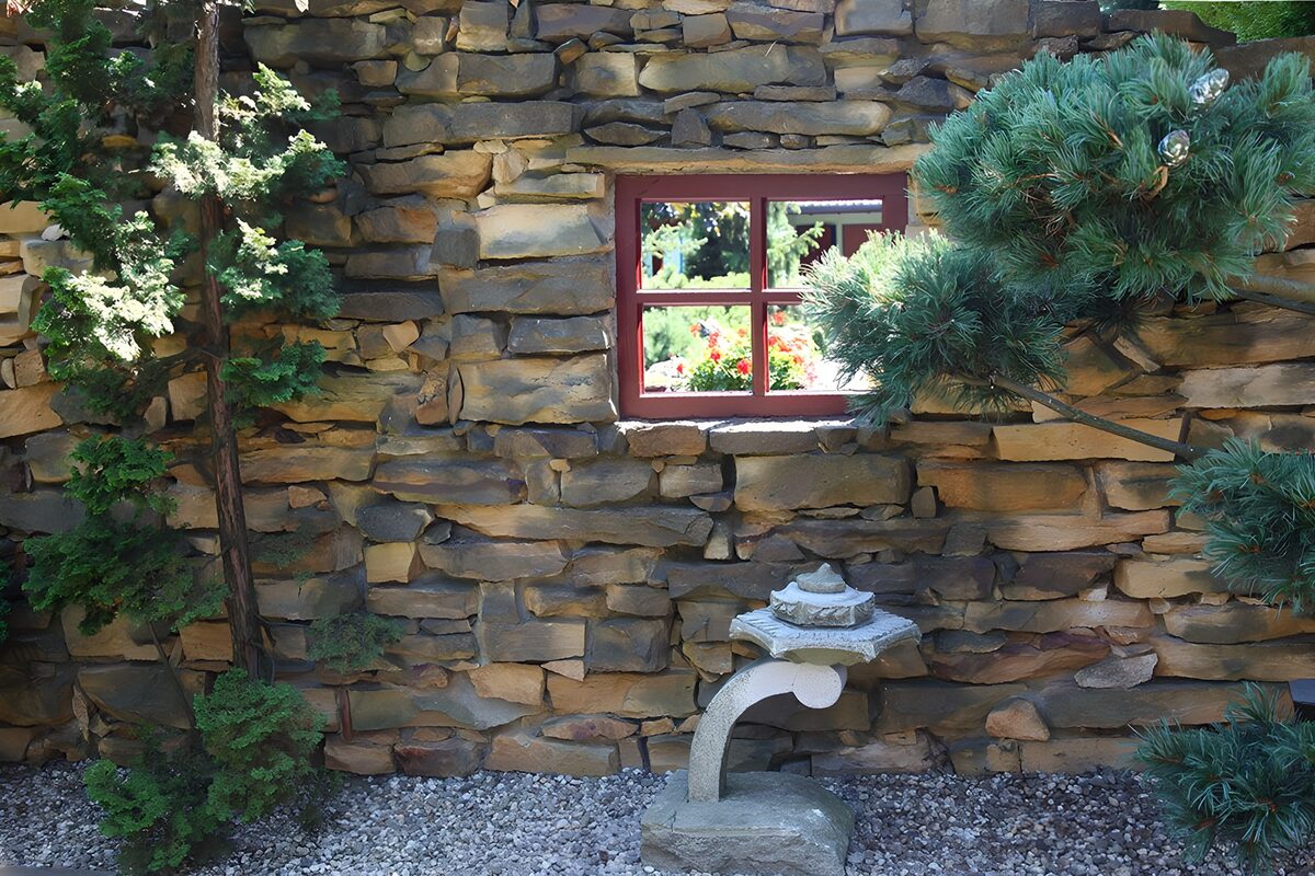 Stille Gartenecke mit rotem Fenster