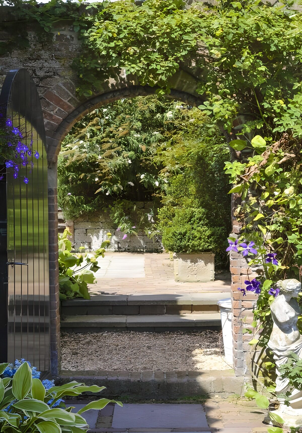 Alter Steinbogen zum stillen Garten