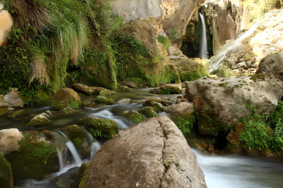 Wasserfall zwischen Moos und Fels