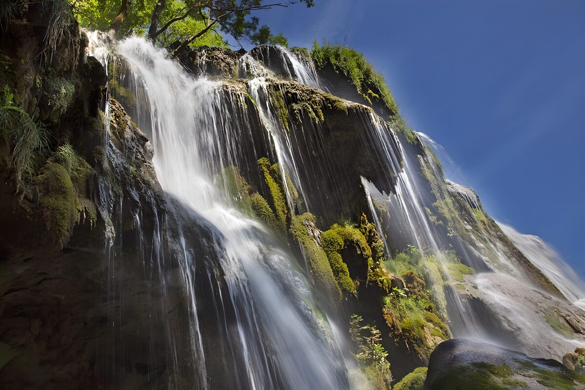 Wasserfall über moosbewachsene Felsen