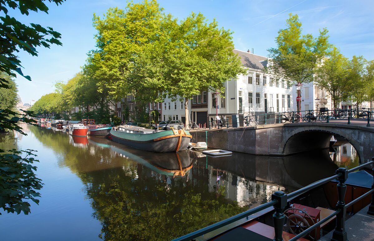 Hausboot und Brücke im Sonnenschein