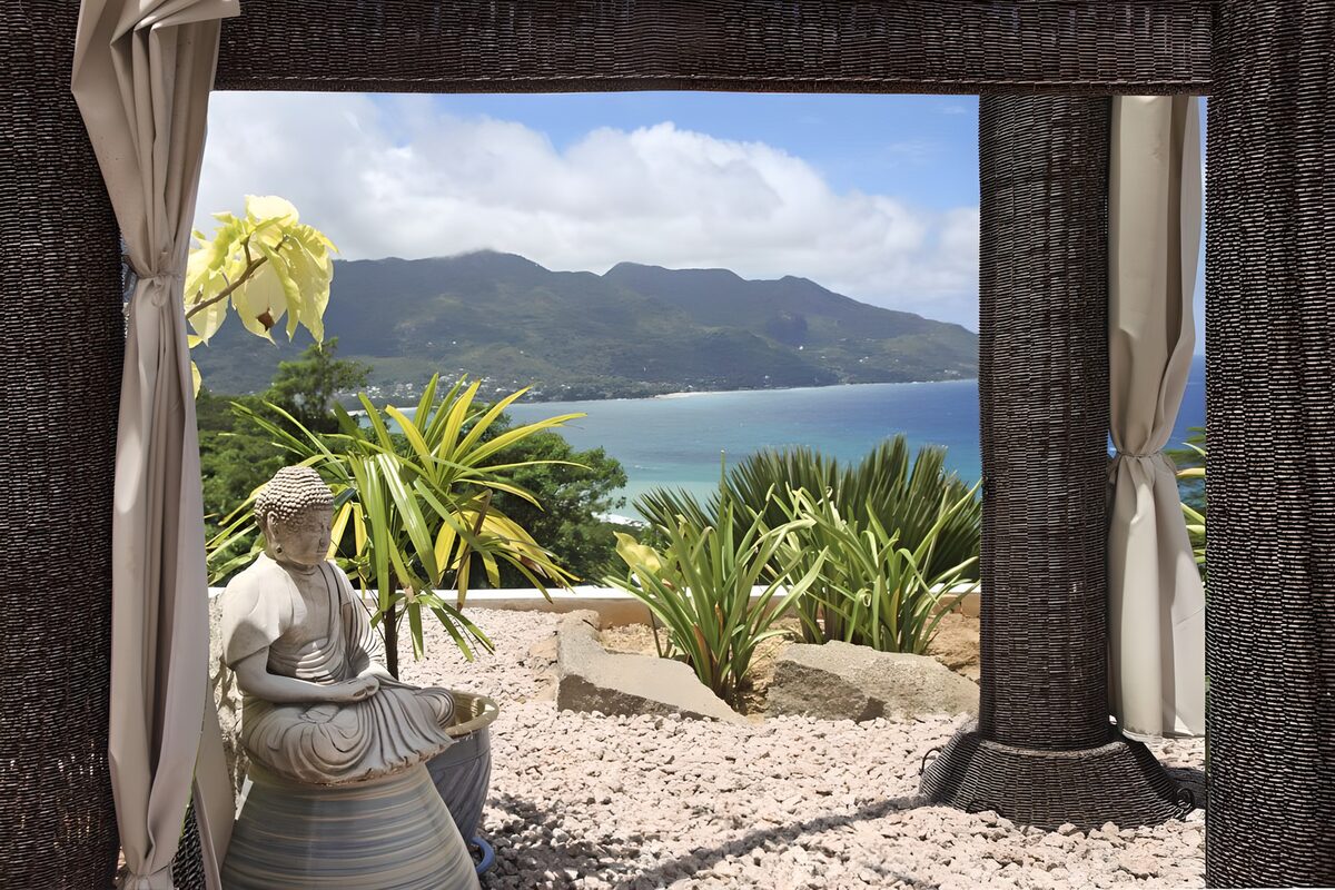 Buddha auf der Terrasse mit Meerblick