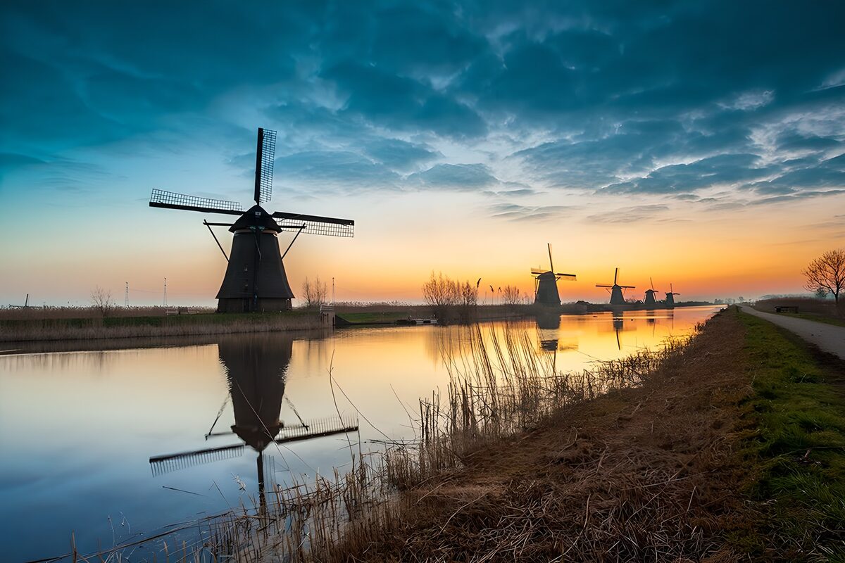 Windmühlen am Kanal in der Dämmerung