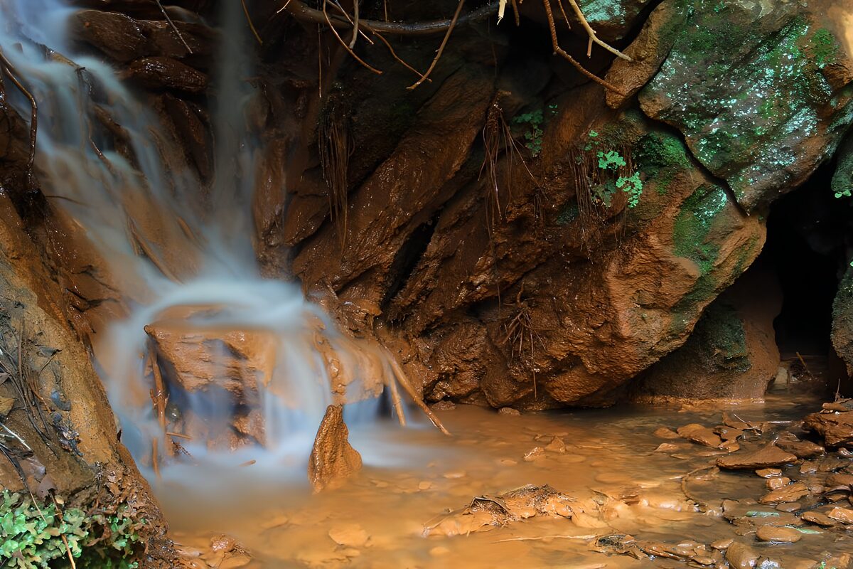 Kleiner Wasserfall auf warmbraunem Fels