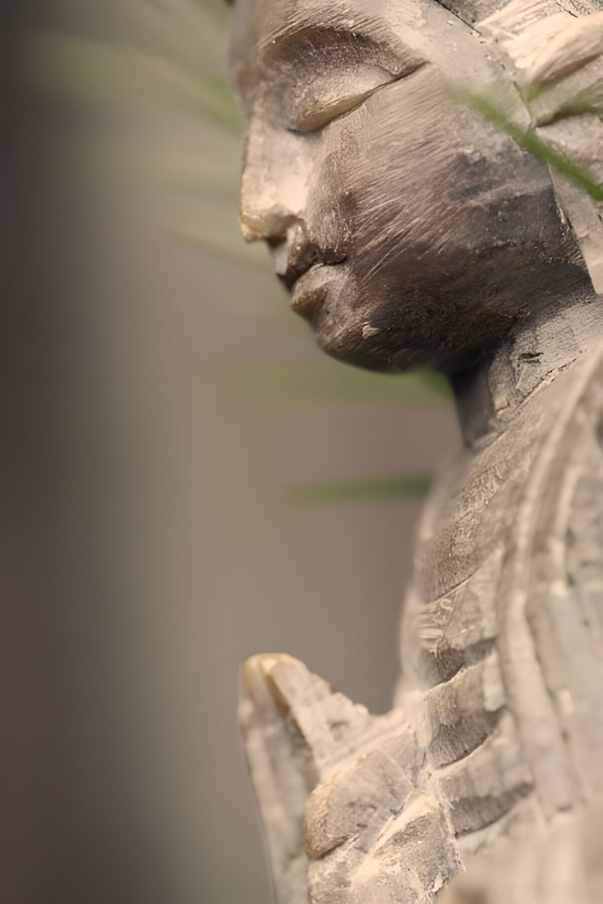Buddha aus Holz im stillen Profil