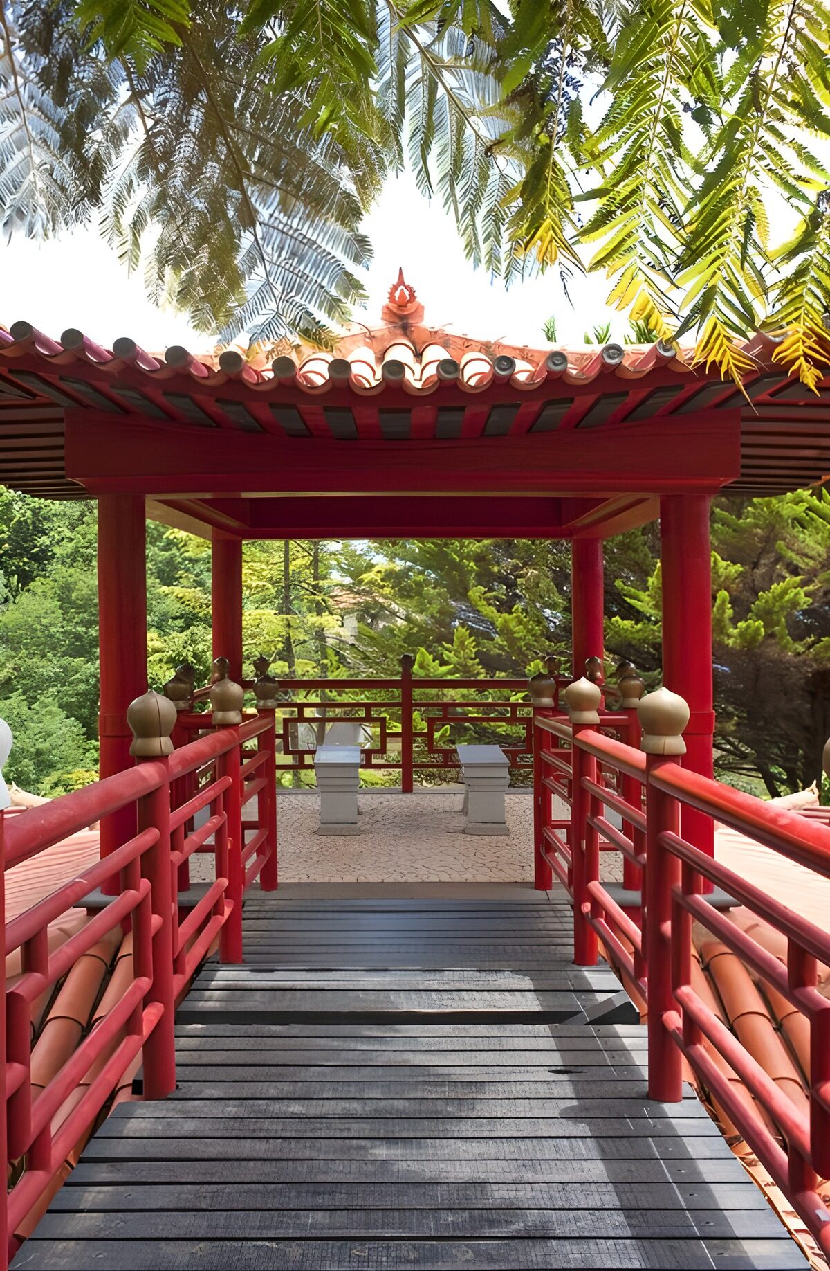 Roter Gartenpavillon mit Holzsteg