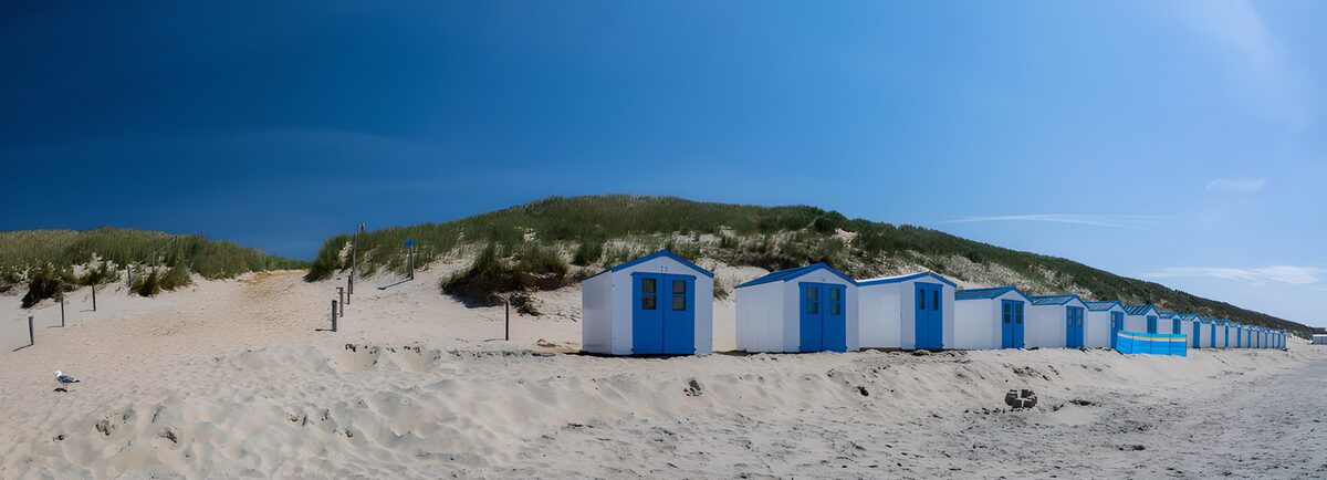 Strandhütten zwischen Sand und Himmelsblau
