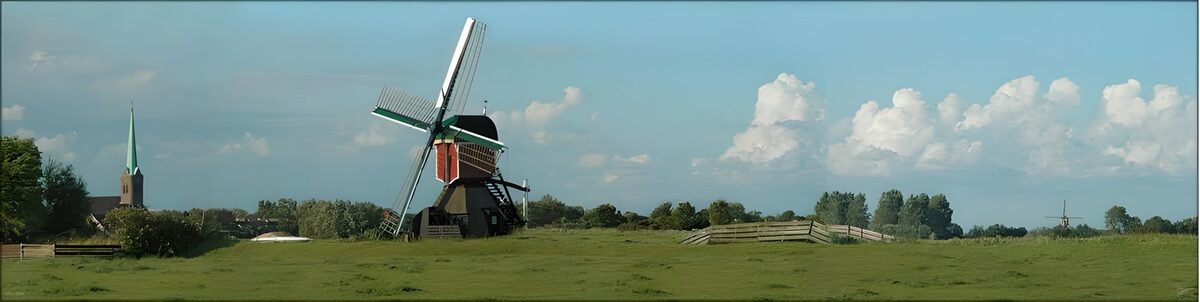 Windmühle auf weiter grüner Wiese
