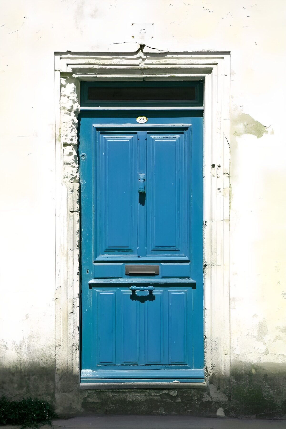 Alte blaue Haustür im weißen Putz