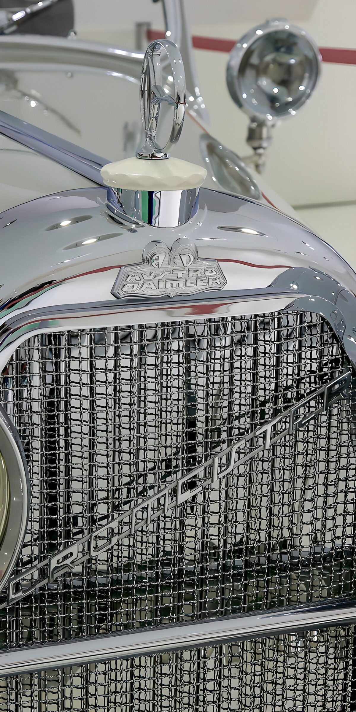 Oldtimerfront mit glänzendem Kühlergrill