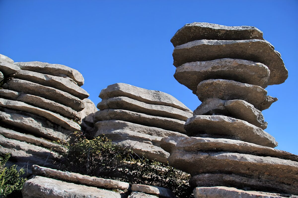 Geschichtete Felsen unter blauem Himmel