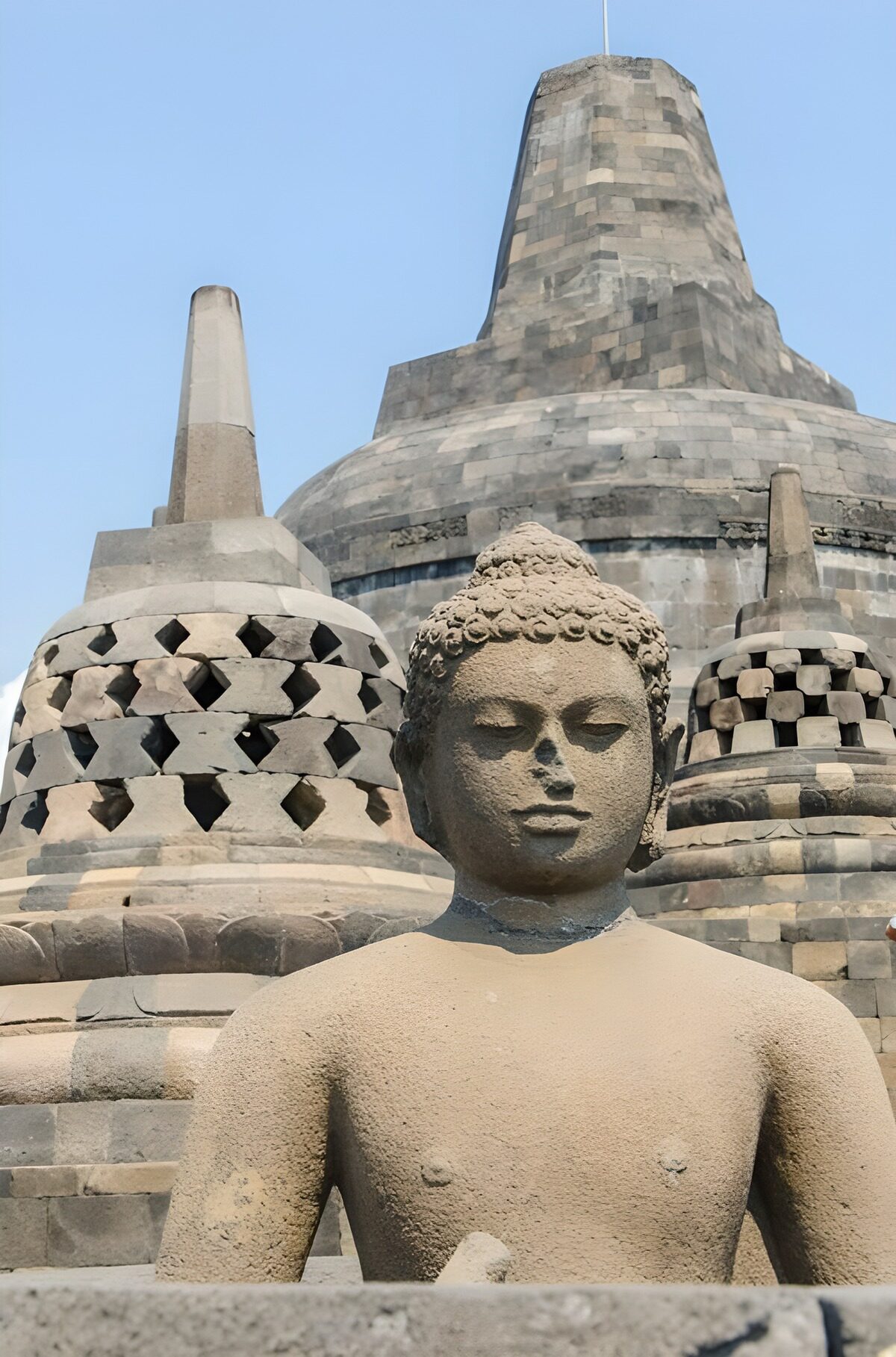 Buddha und Stupas im hellen Tageslicht