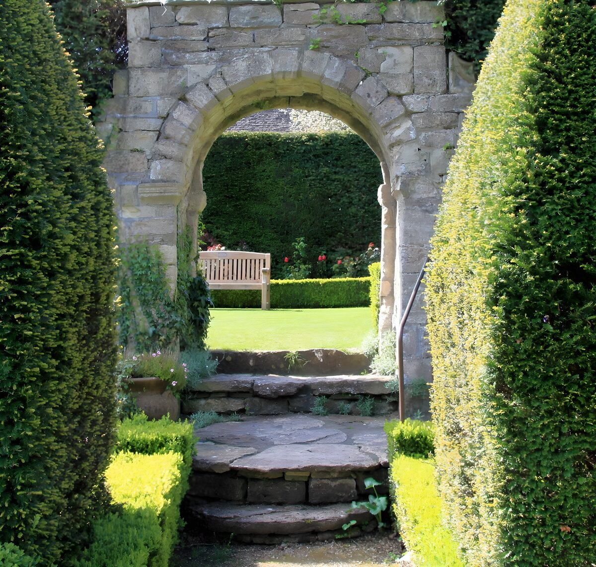 Steinbogen zum sonnigen Garten