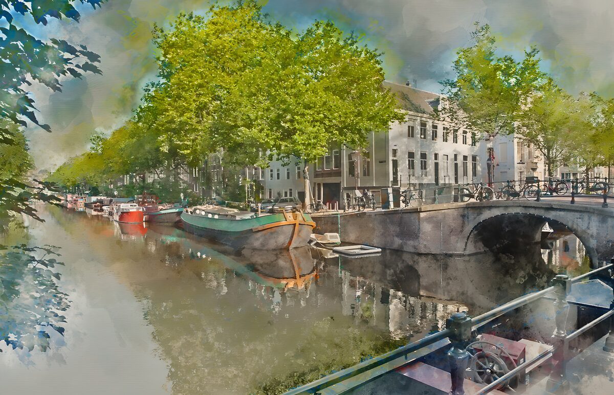 Boote und Bogenbrücke im Sommergrün