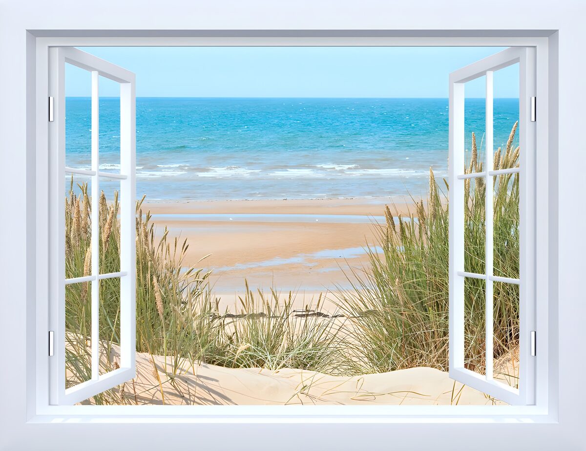 Offenes Fenster zum stillen Strand