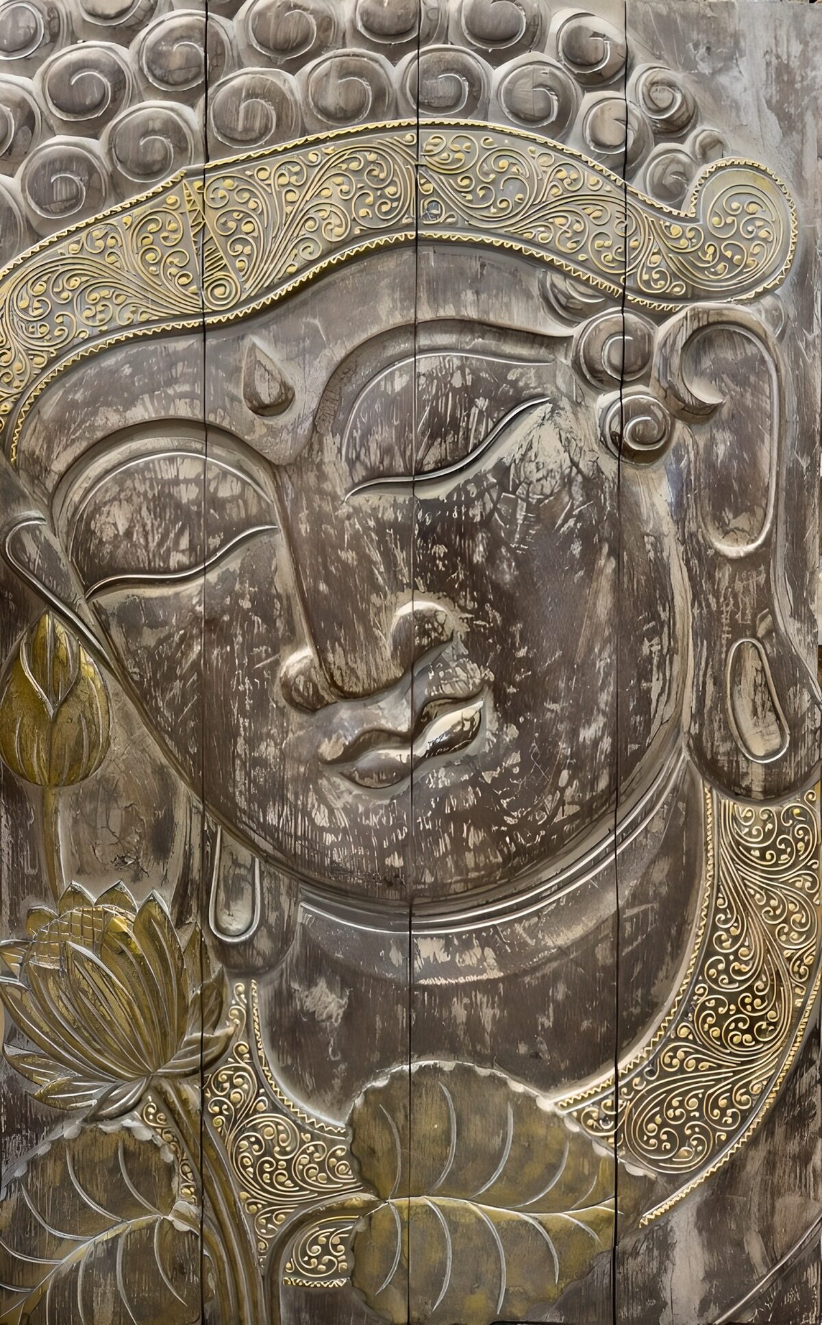 Buddha-Holzrelief in Grau und Gold