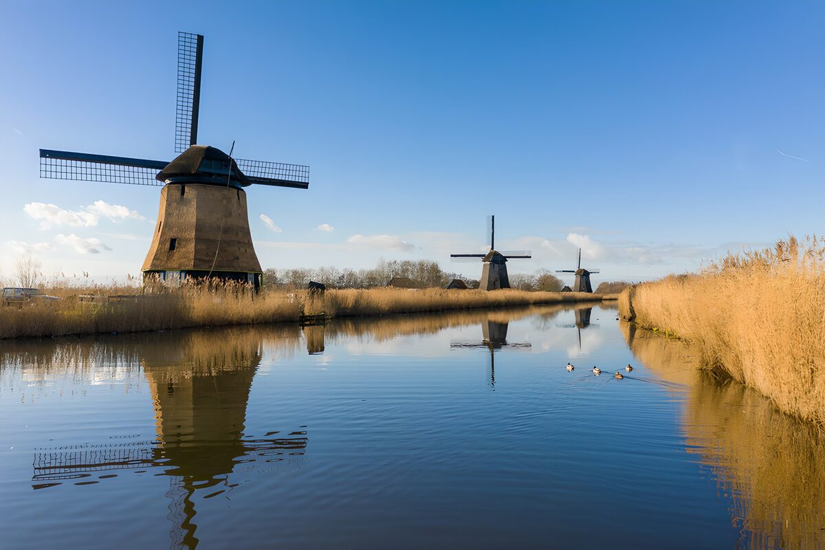 Wo Windmühlen sich im Wasser spiegeln
