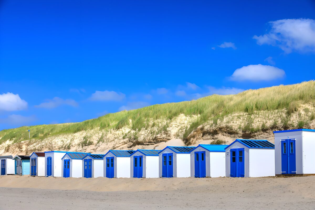 Blau-weiße Strandhütten im Sonnenschein