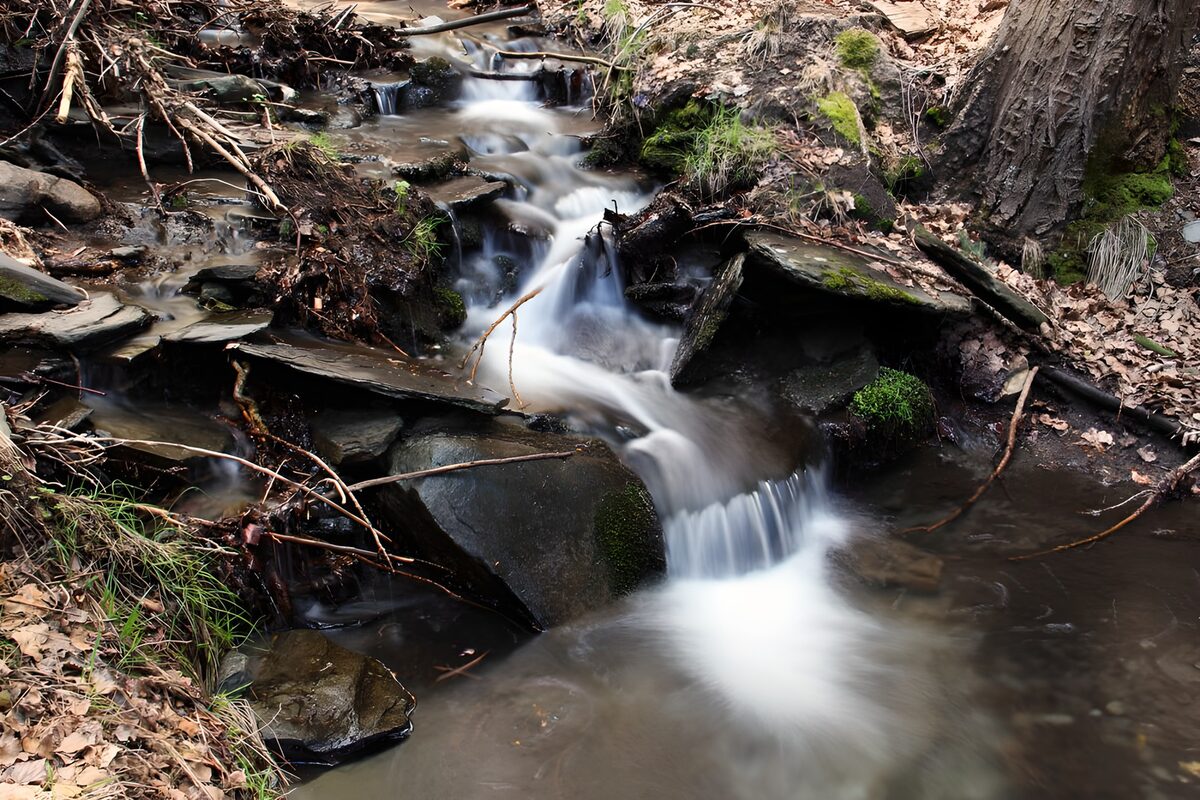 Seidenweiches Wasser im Felsenbett