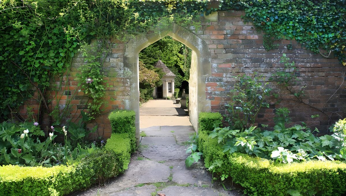 Gartenweg durch einen alten Steinbogen