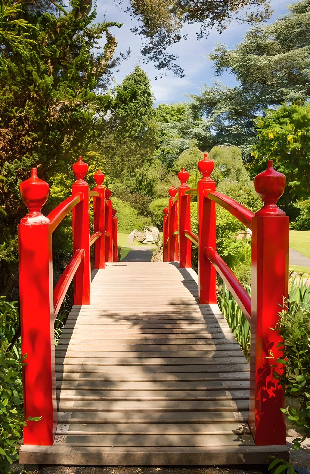 Eine rote Brücke zwischen Grüntönen