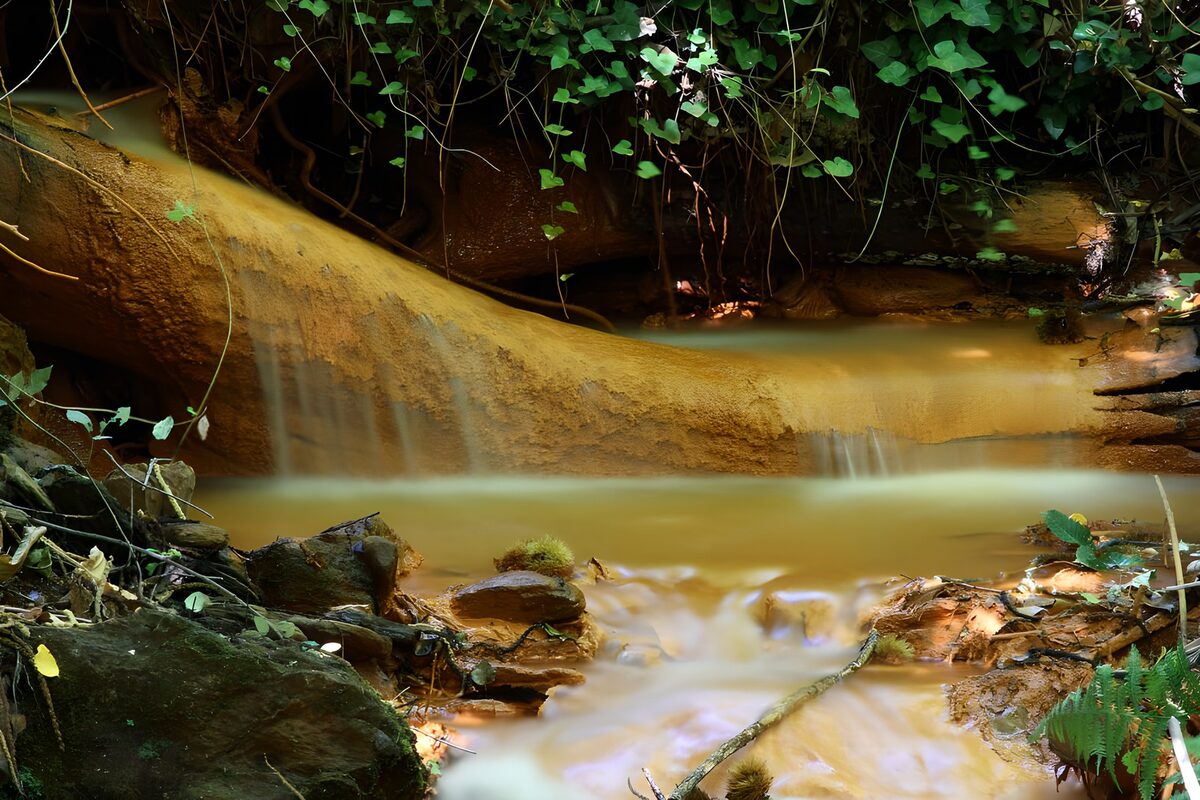 Wasser wie Seide auf ockerfarbenem Fels
