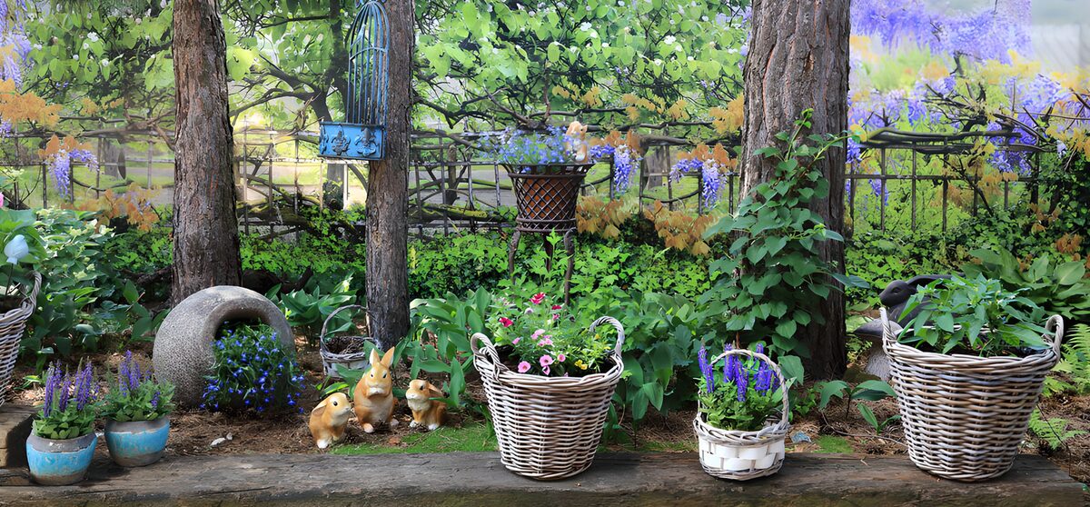 Blumenkörbe und Hasenfiguren im Frühlingsgrün