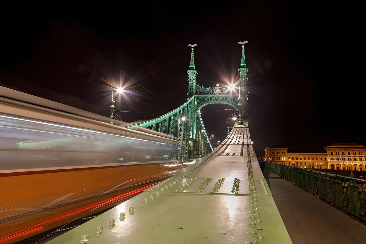 Freiheitsbrücke mit Tram bei Nacht