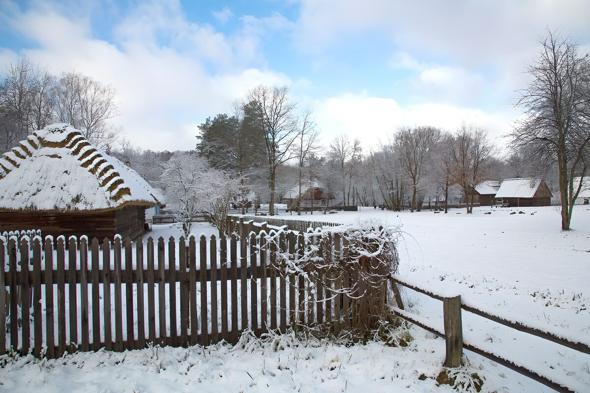 Holzhütte am Zaun im stillen Winter