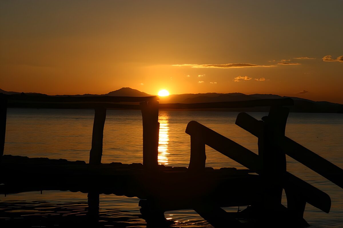 Holzsteg im goldenen Sonnenuntergang