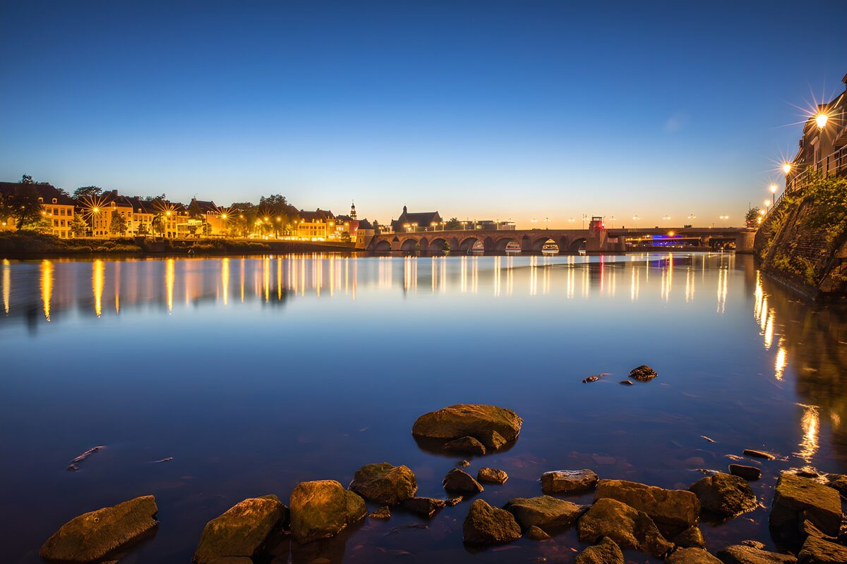 Steinbrücke über dem Fluss im Abendlicht