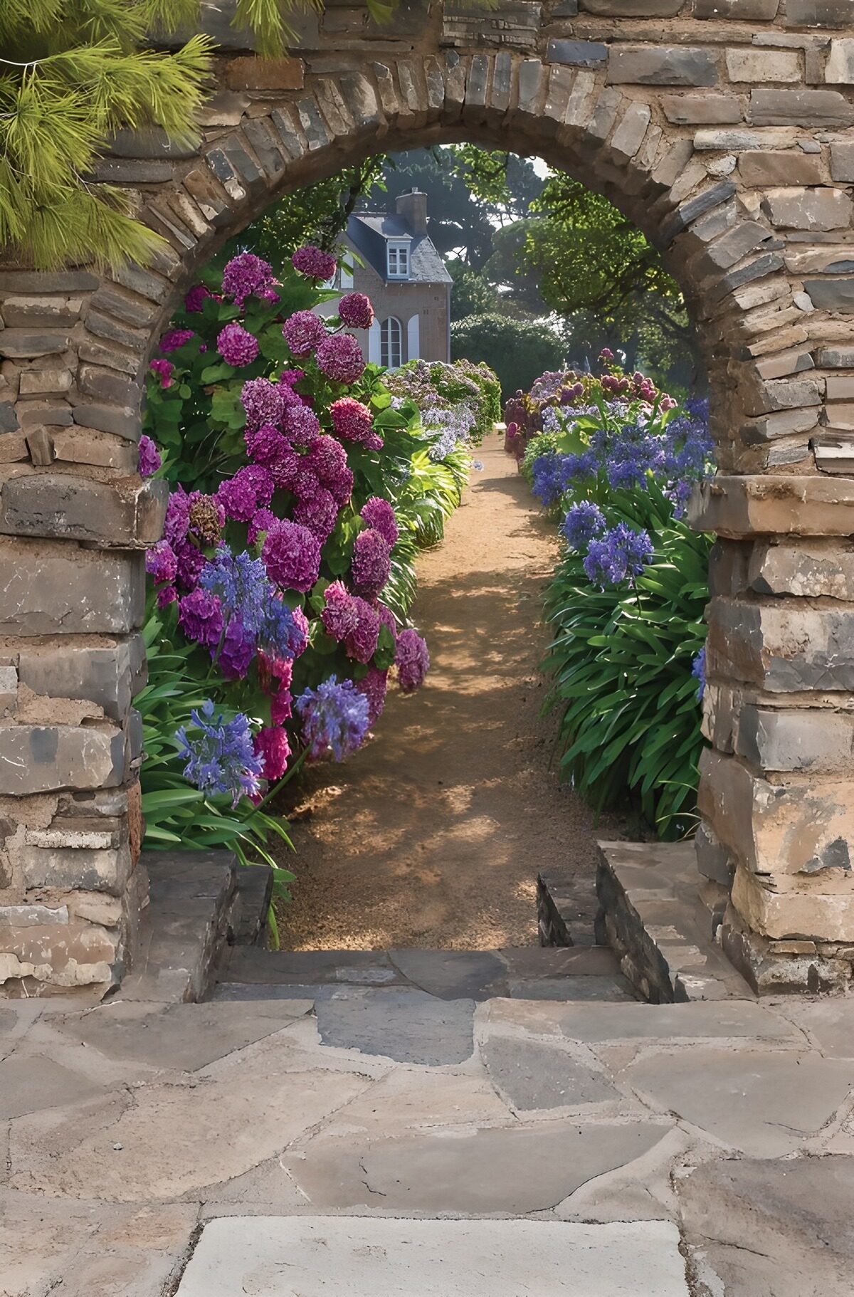 Steinbogen mit Blick in den Hortensiengarten