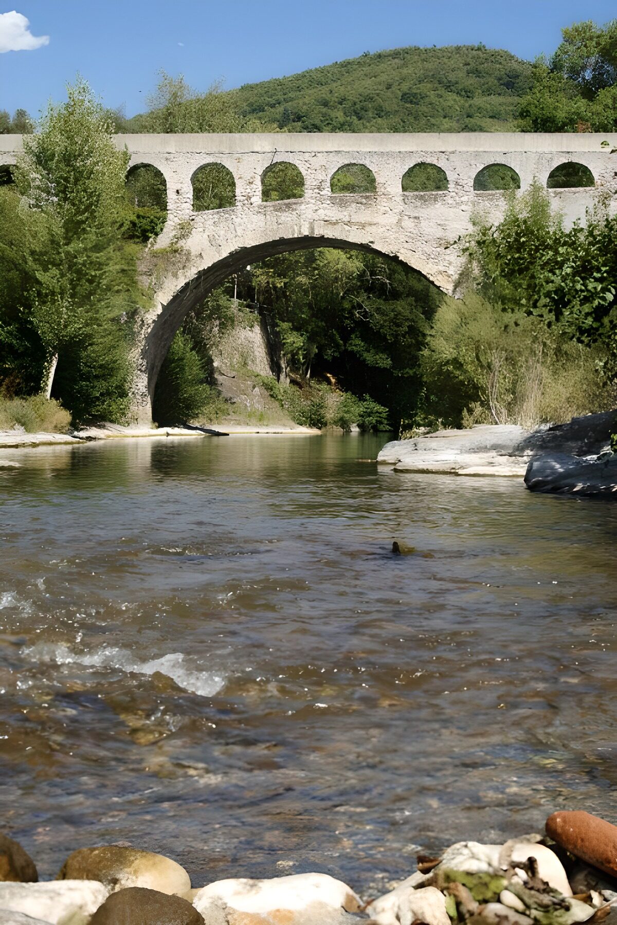 Alte Steinbrücke über klarem Wasser