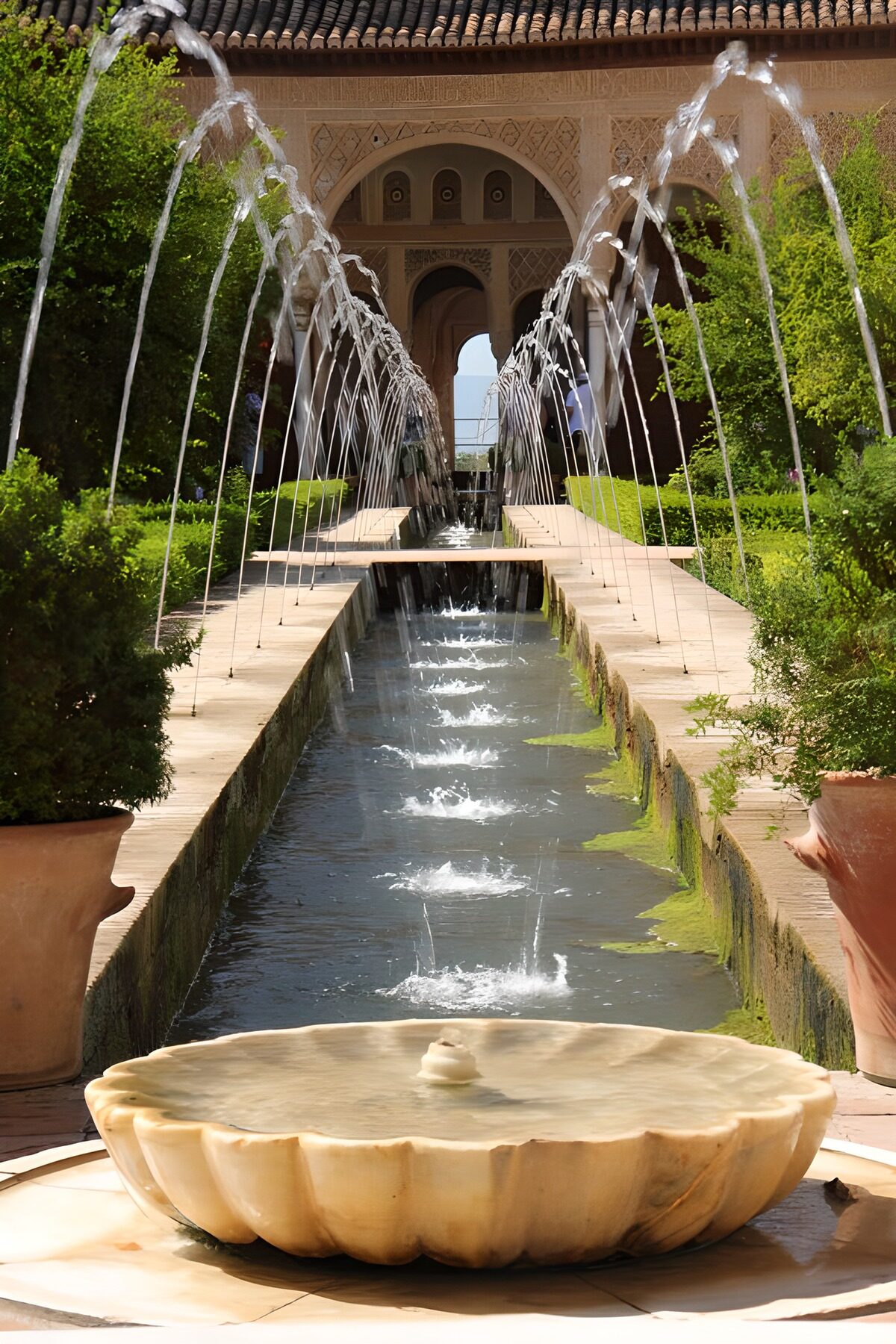 Wasserspiele im sonnigen Innenhof