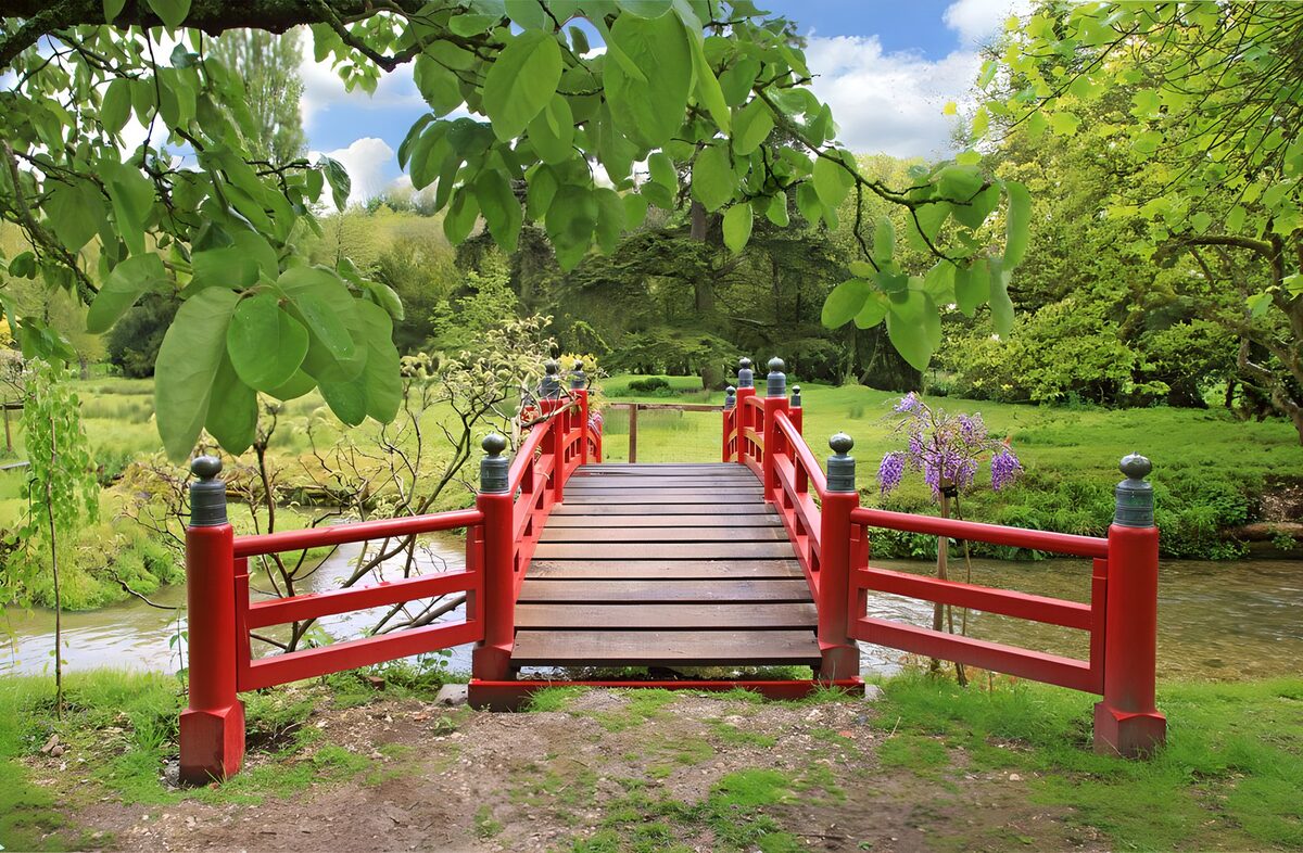 Rote Holzbrücke im grünen Garten