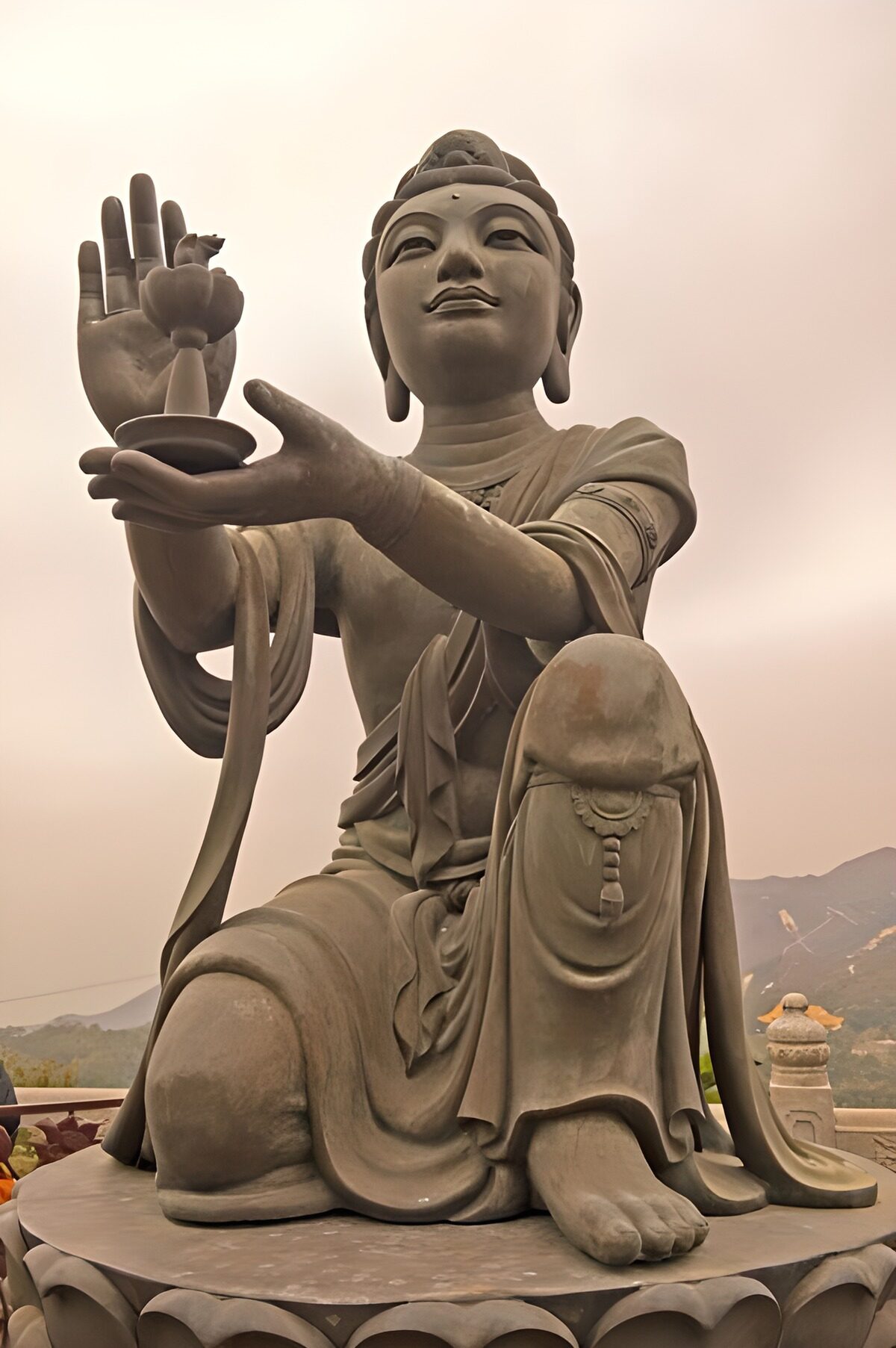 Buddhistische Steinstatue im weichen Licht
