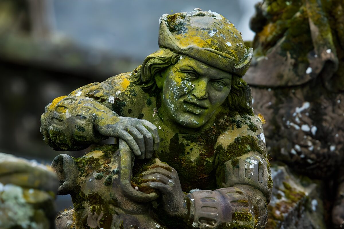Verwitterte Steinfigur mit Hut und Krug