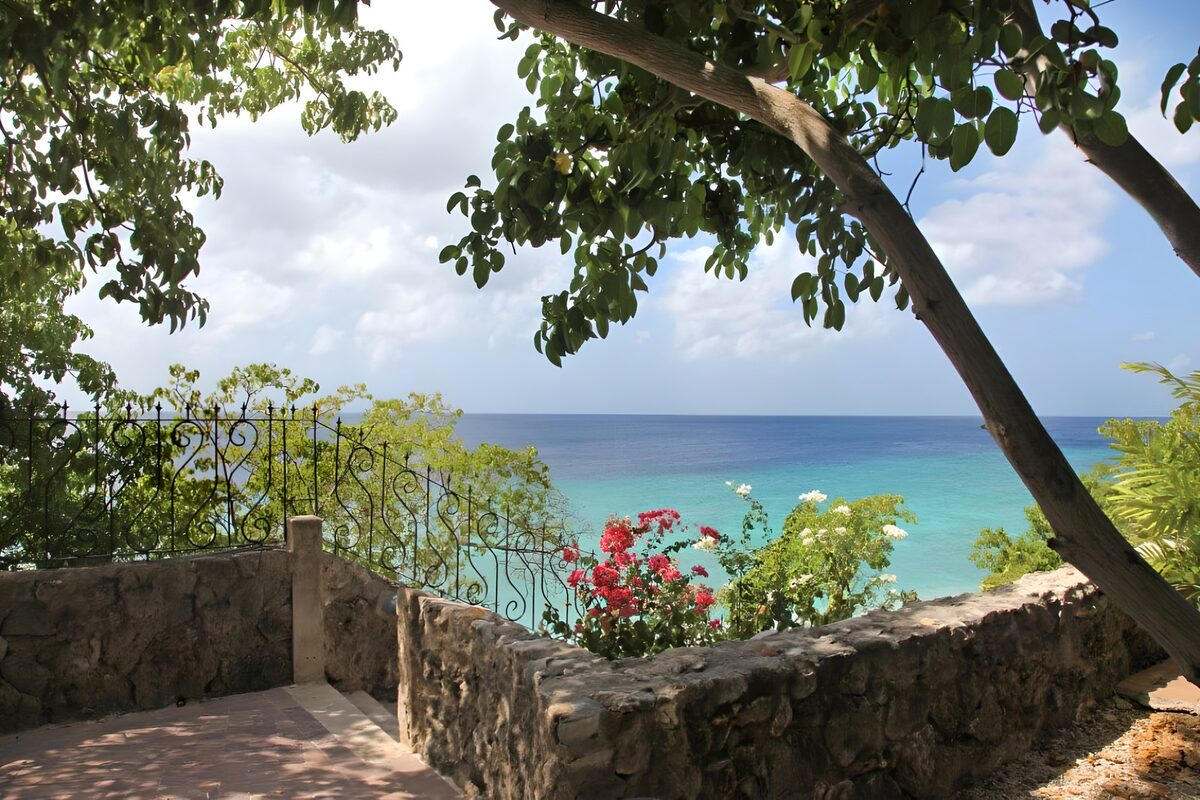 Schattige Terrasse am türkisblauen Meer