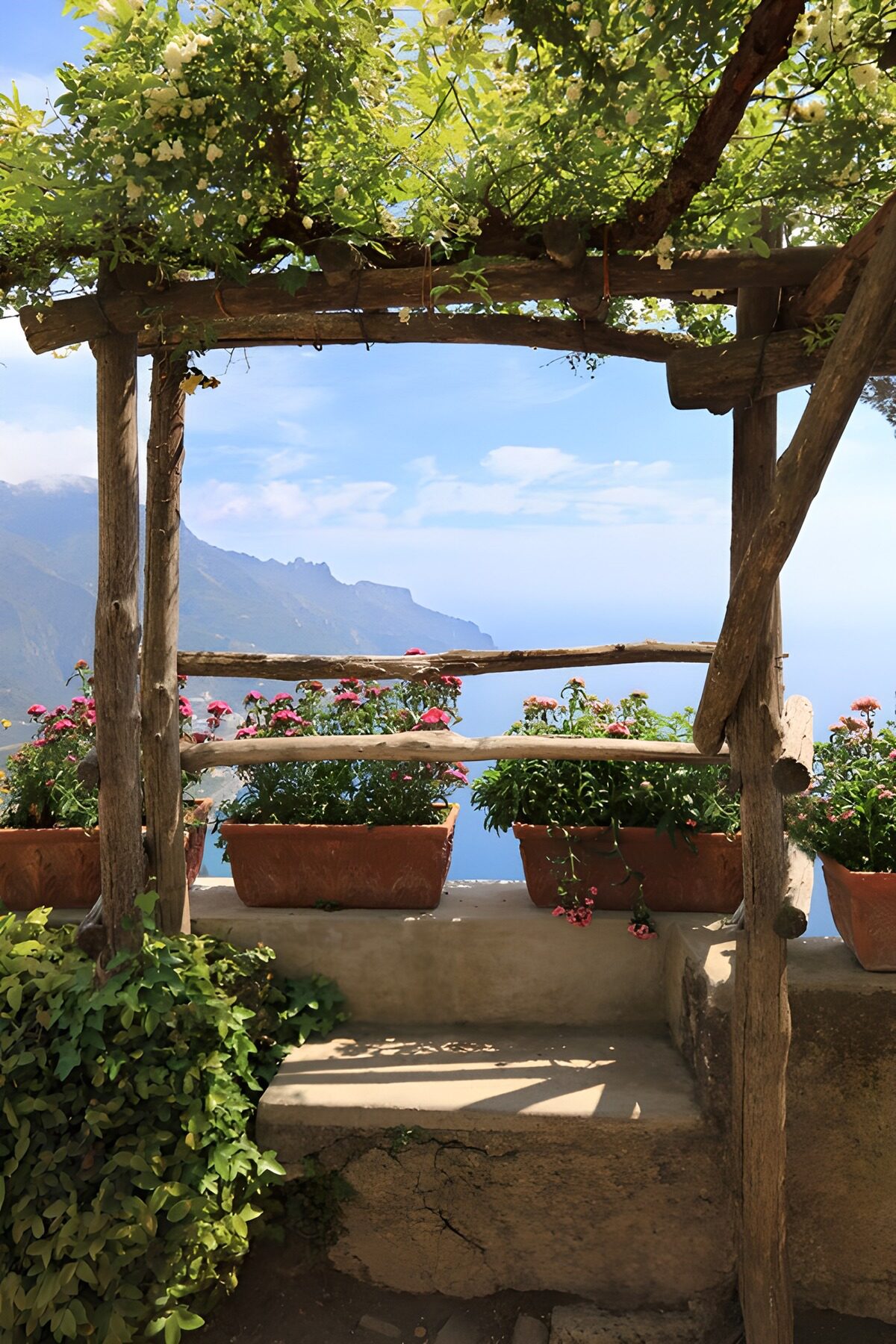 Blühende Pergola mit Blick auf die Küste