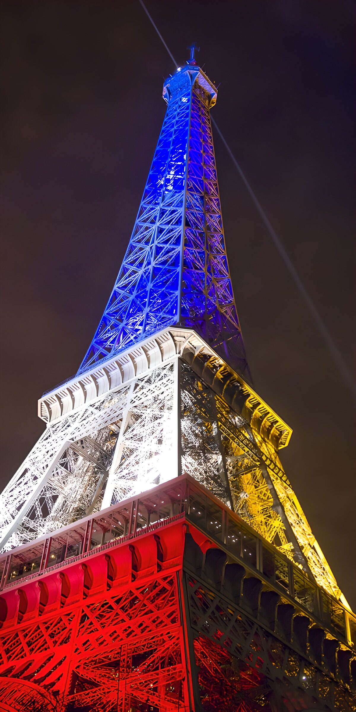 Eiffelturm bei Nacht in buntem Licht