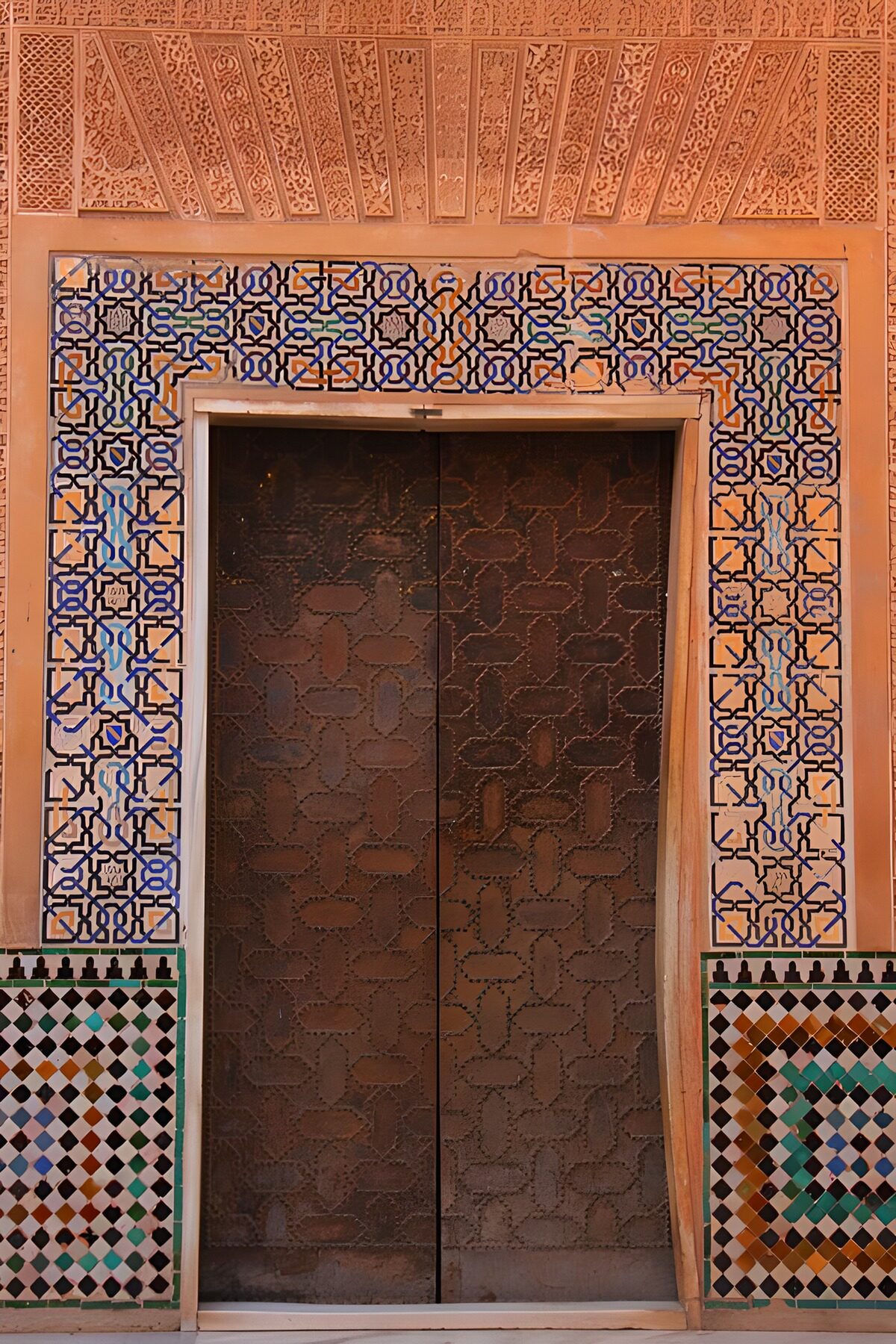 Dunkle Doppeltür im Mosaikrahmen