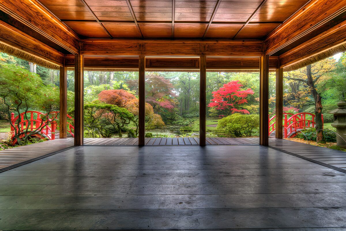 Blick vom Pavillon in den stillen Herbstgarten