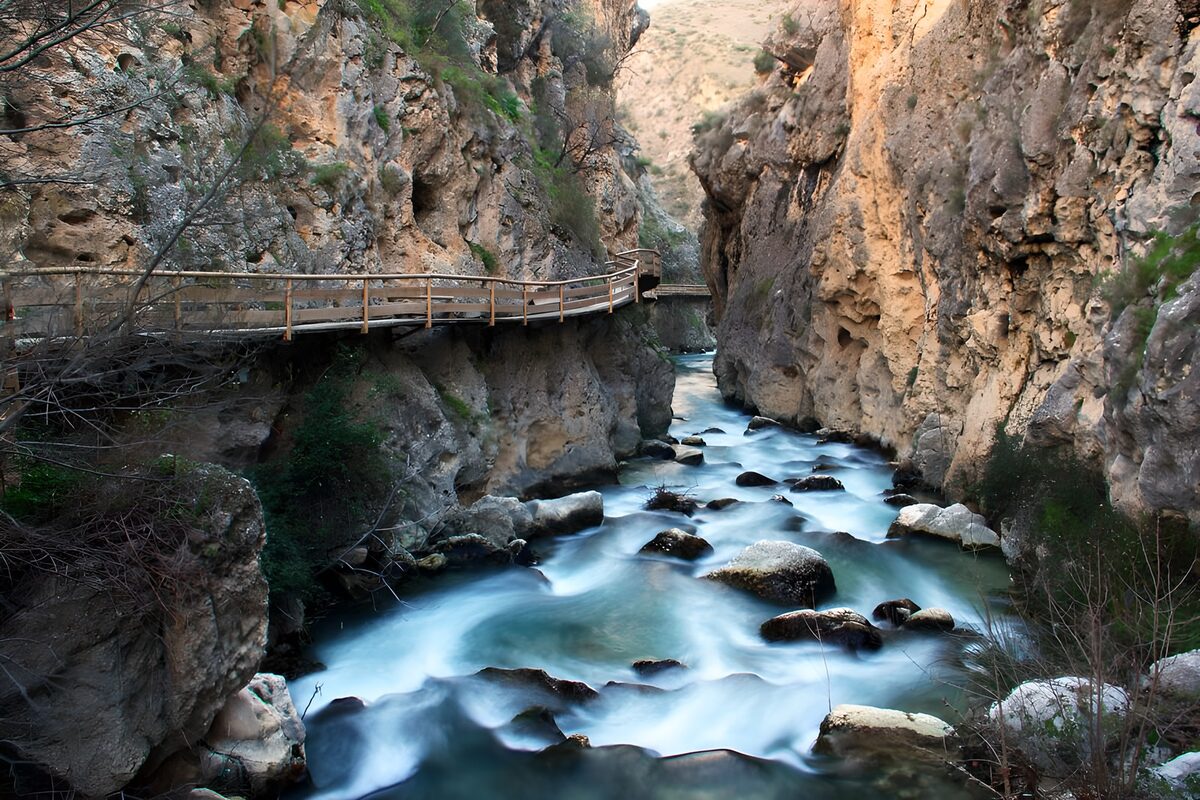Türkiser Wildbach in enger Felsenschlucht