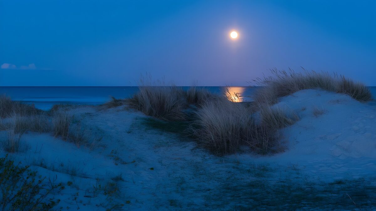 Vollmond über stillen Dünen und Meer