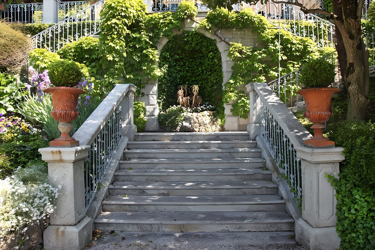 Steintreppe mit Ziergeländern im Grünen