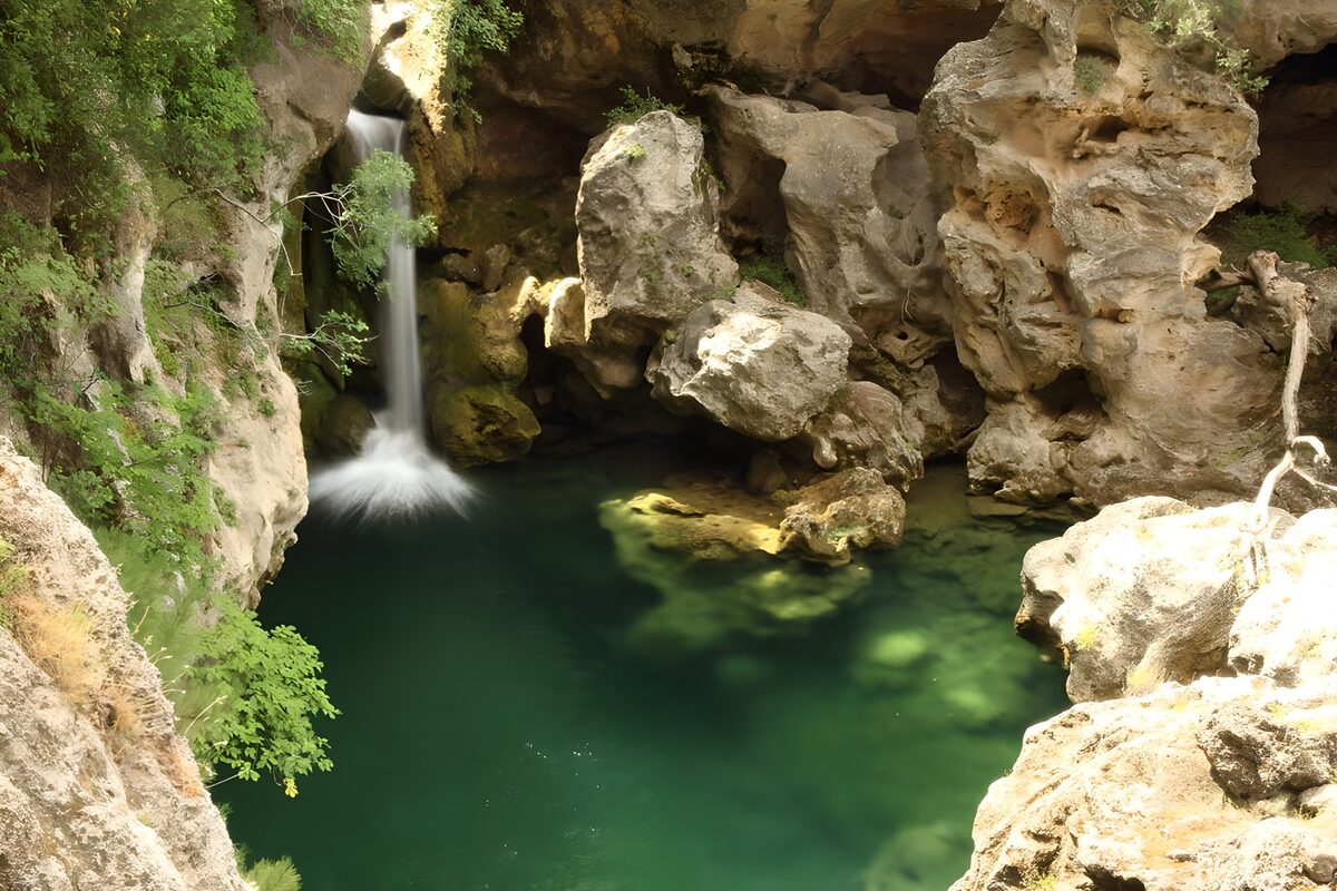 Wasserfall am stillen Felsenbecken