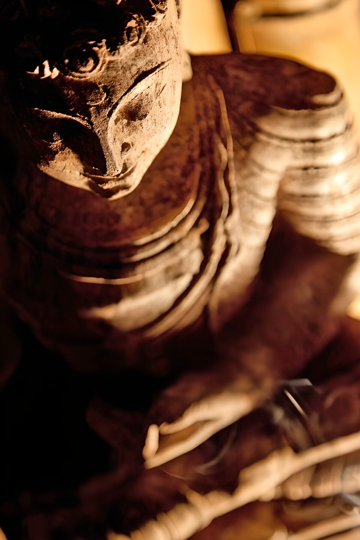 Buddhastatue im warmen Licht