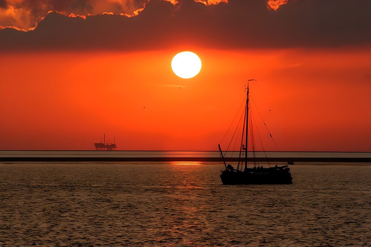 Segelboot im roten Sonnenuntergang