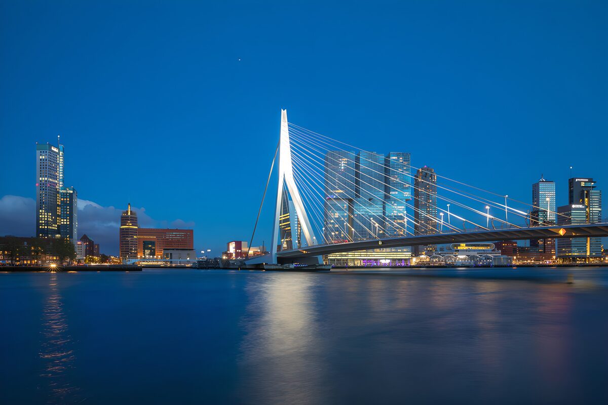 Erasmusbrücke zur blauen Stunde
