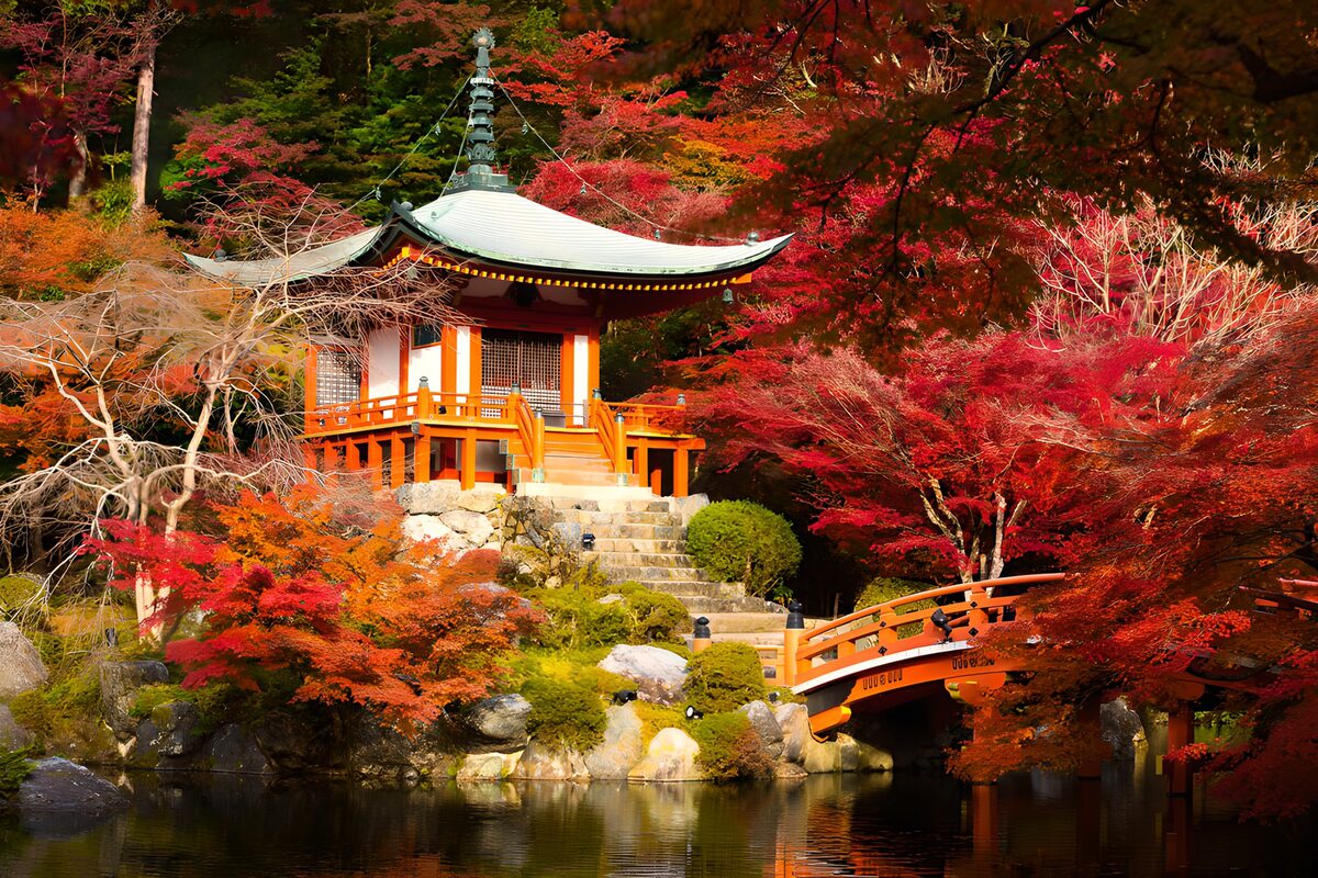 Japanischer Pavillon im roten Herbstlaub